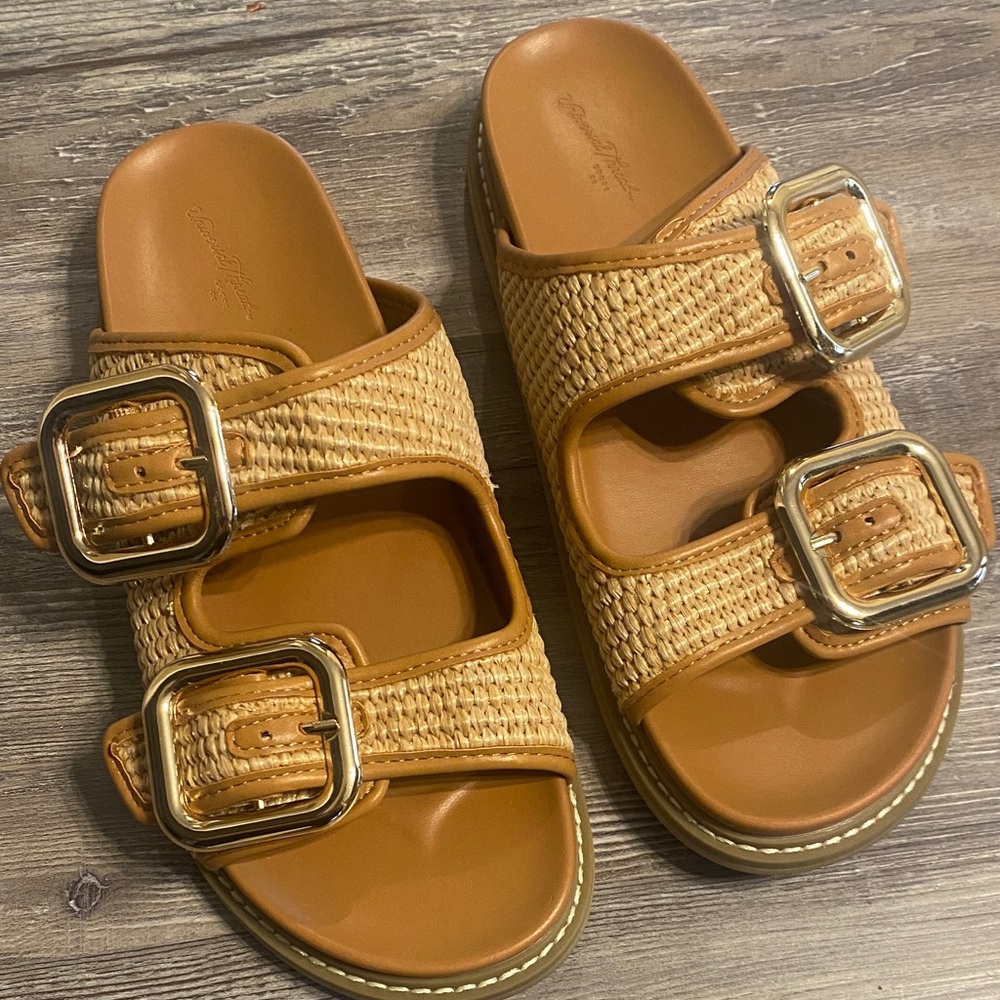 Euc Universal Thread Double Strap Buckle Sandals 9 - image 1